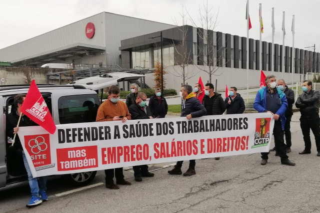 Acção de exigênciaprotesto e denúncia na Leica 