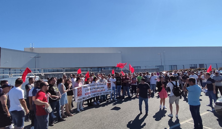 Centenas de trabalhadores da Faurécia reivindicaram melhores salários