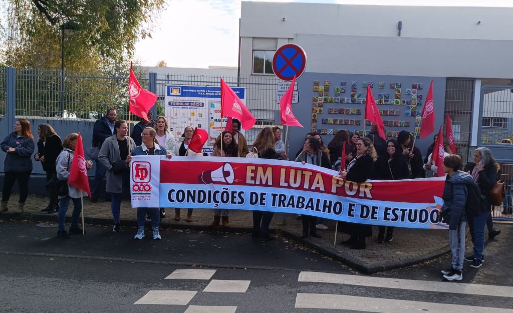 Trabalhadoras não docentes do Agrupamento de Escolas Alfredo da Silva 